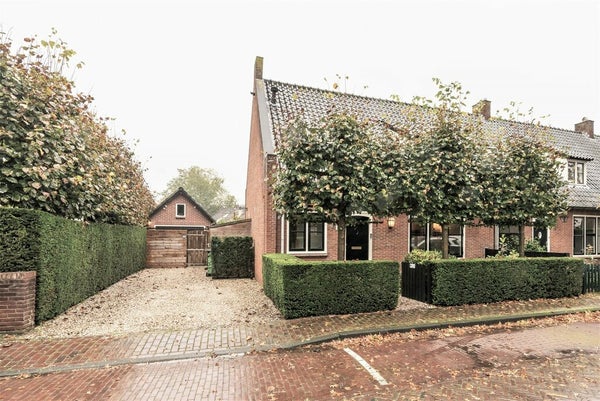 Bij den Toren Laren
